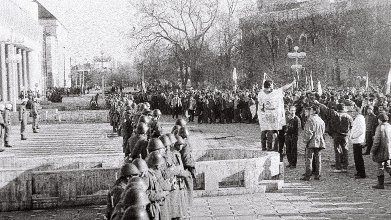 Cum au trait primele zile ale Revolutiei din`89 Cristian Tudor Popescu, Ana Blandiana, Bogdan Naumovici si Emil Hurezeanu? Imagine