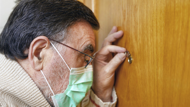 Cum continua sa ne tina in case pandemia de COVID, desi ea s-a terminat. Studiile spun ca stam afara cu o ora mai putin decat inainte Imagine