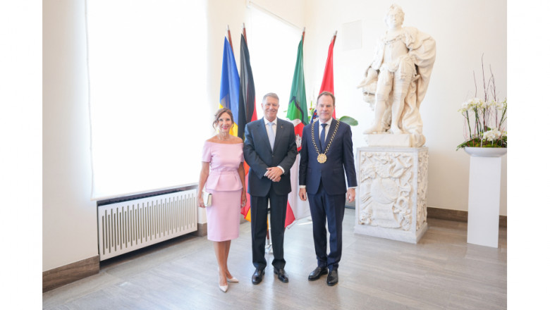 Cum explica Administratia Prezidentiala bijuteriile de 12.000 de euro purtate de Carmen Iohannis in Germania Imagine