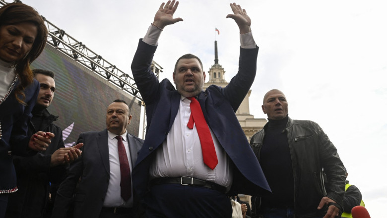 Cum guvernul de la Sofia a fost luat ostatic de un oligarh. Intrebarea nu mai este „daca”, ci „cand” va cadea coalitia de guvernare Imagine