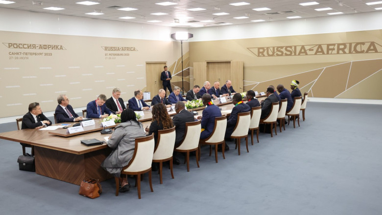 Cum incearca Putin sa-i cumpere pe liderii africani. Presedintele din Zimbabwe a primit un elicopter cadou de la dictatorul rus Imagine
