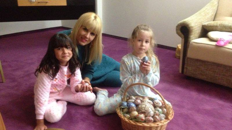 Cum petrec politicienii romani Pastele. Elena Udrea picteaza oua in Bucovina, Victor Ponta e in Delta cu familia Imagine