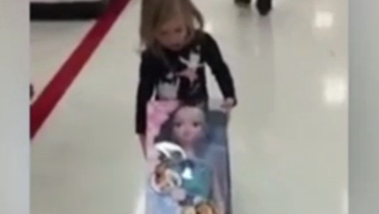 Cum reactioneaza o fetita cand vede o papusa Elsa in magazin Imagine