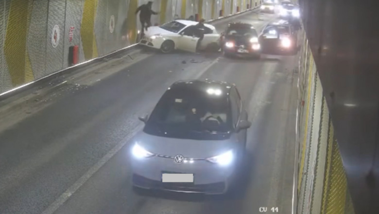 Cum s-a produs accidentul din Pasajul Unirii, soldat cu patru raniti si trei masini avariate Imagine