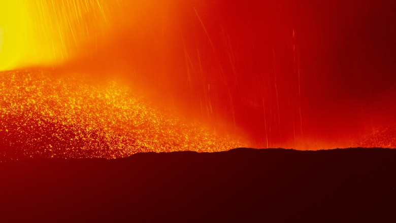 Cum s-a vazut de pe mare eruptia vulcanului Etna. Pista aeroportului din Catania si strazile din Sicilia au fost acoperite de cenusa Imagine