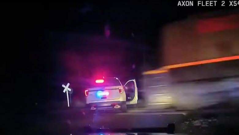 Cum se apara politista care a bagat o femeie intr-o masina de politie oprita pe calea ferata. Autospeciala a fost lovita de tren Imagine