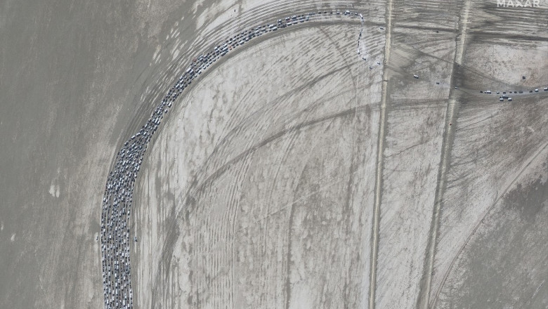 Cum se vede din satelit exodul din desertul Nevada. Zeci de mii de oameni blocati in noroi la festivalul Burning Man se intorc acasa Imagine