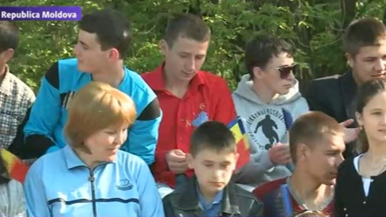 Curatenie generala la Sculeni, cu ocazia vizitei lui Victor Ponta. Copiii au facut atmosfera pe stadion Imagine