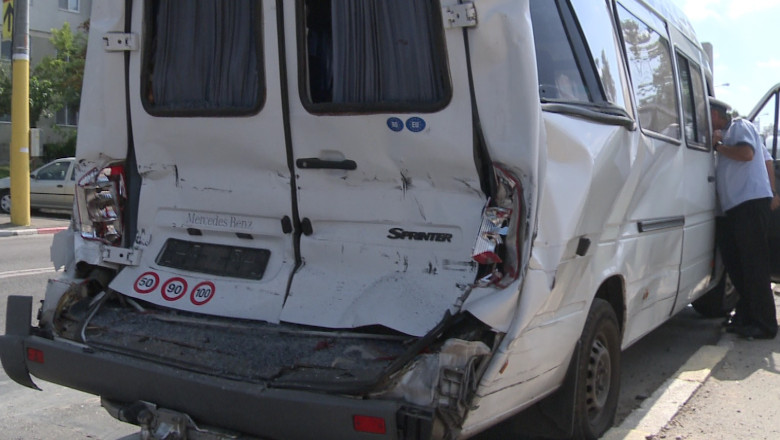 Cursa cu emotii. Pasagerii unui microbuz au fost accidentati de o betoniera Imagine