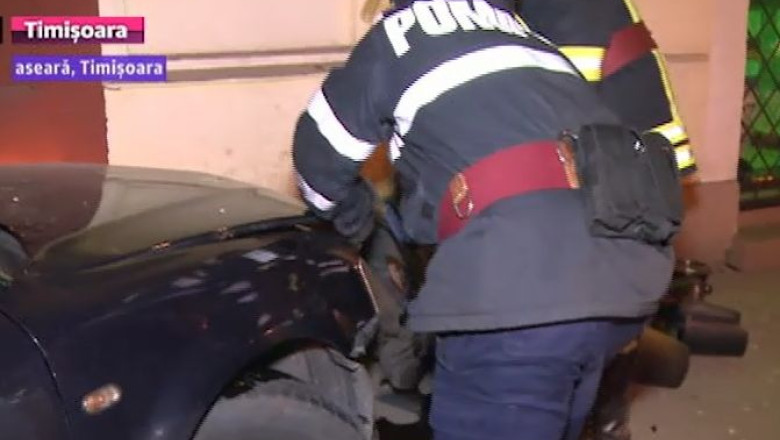 Cursa cu ghinion:  a daramat un semafor, s-a oprit in zidul unui magazin  Imagine