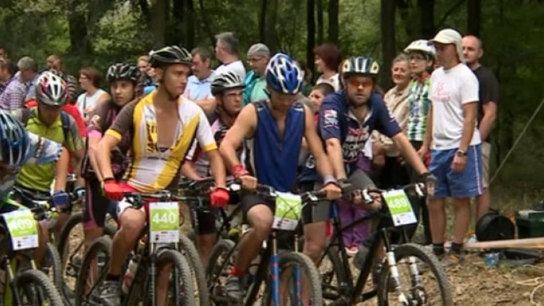 Cursa pe doua roti printre radacini de copac si santuri Imagine