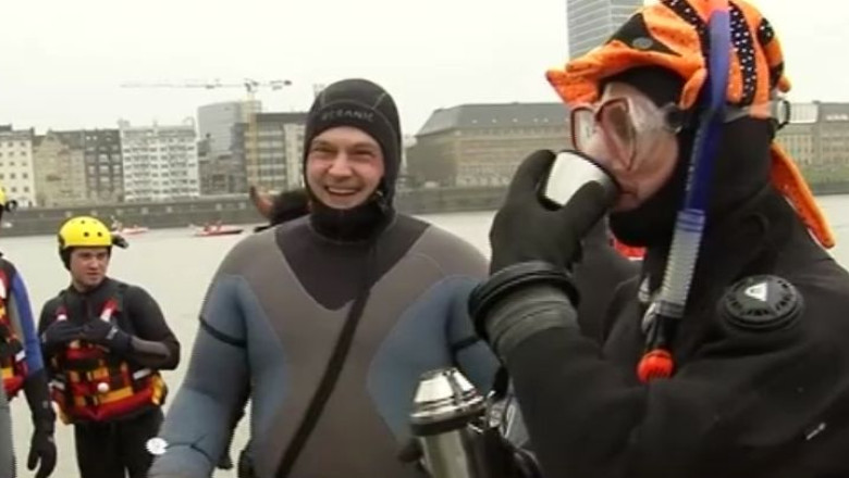 Cursa temerarilor din Dusseldorf. 300 de oameni au inotat in Rin, la cinci grade Celsius Imagine