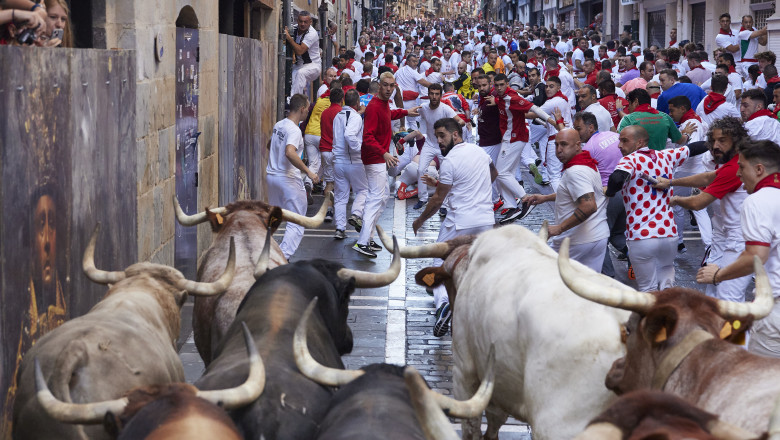 Cursele cu tauri au revenit pe strazile din Pamplona: Cel putin 6 oameni au ajuns la spital in prima zi a festivalului San Fermin Imagine