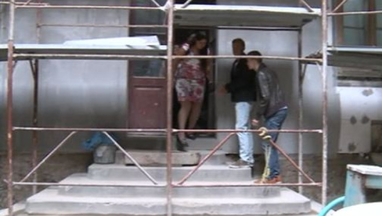 Cursuri facute printre schele, in clase cu pereti scorojiti si acoperisul spart Imagine