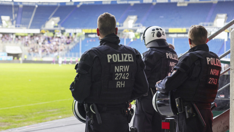 Curtea Constitutionala a Germaniei obliga cluburile de fotbal sa plateasca politistii care asigura ordinea la meciurile „de mare risc” Imagine