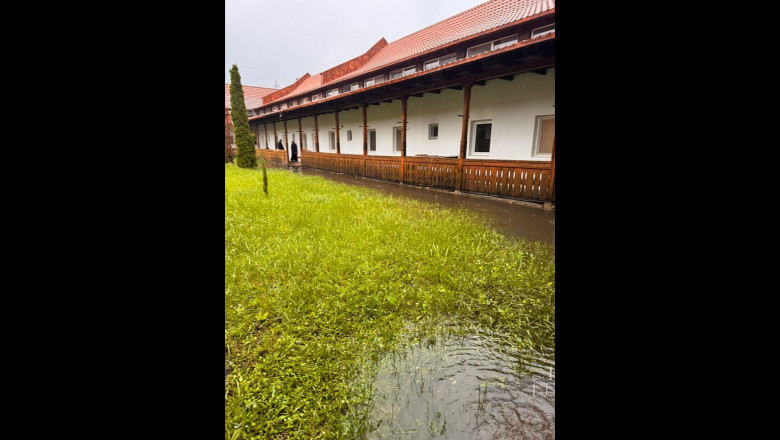 Curtea unui camin de batrani din Suceava a fost inundata dupa ploile din zona. ISU intervine pentru a scoate apa Imagine