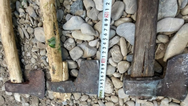 Cutite, topoare si coase, descoperite la doi barbati veniti la un targ traditional organizat de Sfanta Maria, in judetul Dambovita Imagine