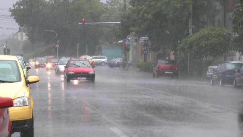 Dam codul portocaliu pe cod galben. Sunt prognozate averse, descarcari electrice, vant Imagine