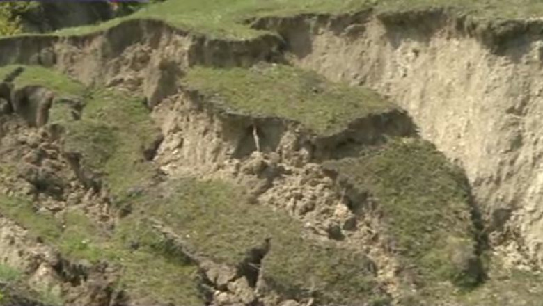 Dambovita. 25 de hectare de livezi si padure au fost distruse de alunecari de teren Imagine