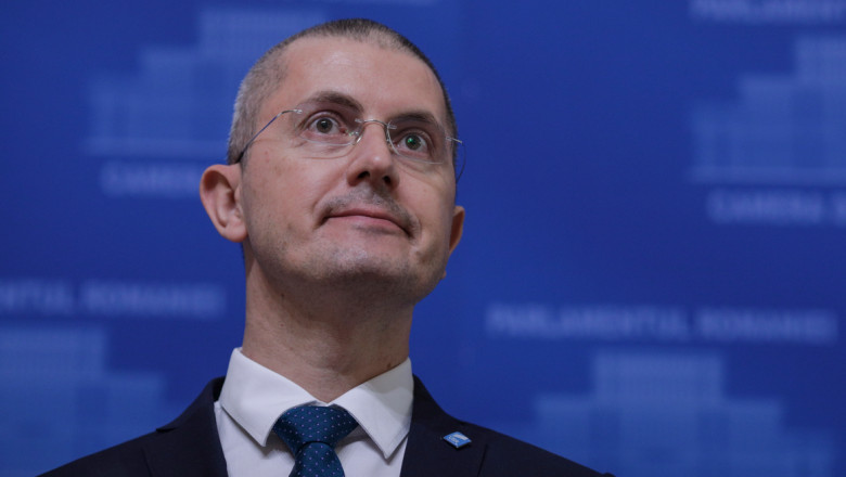 Dan Barna, lovit de o masina pe trecerea de pietoni. Liderul USR traversa strada pe trotineta Imagine