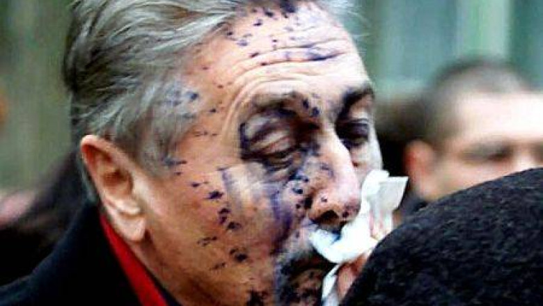Dan Sova, atacat cu o rosie. Experiente similare au trait si Ion Iliescu sau Emil Boc Imagine