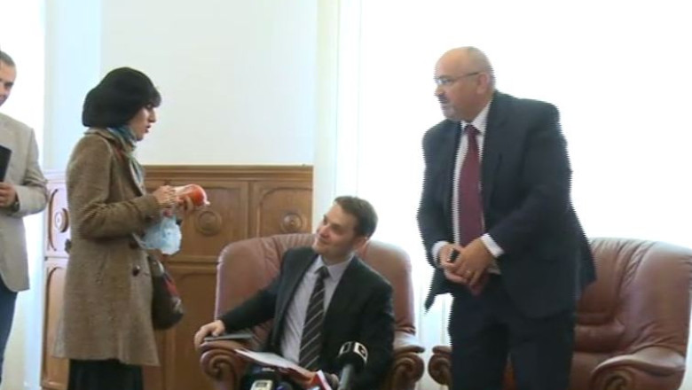 Dan Sova, atacat la Cluj Napoca cu o rosie Imagine