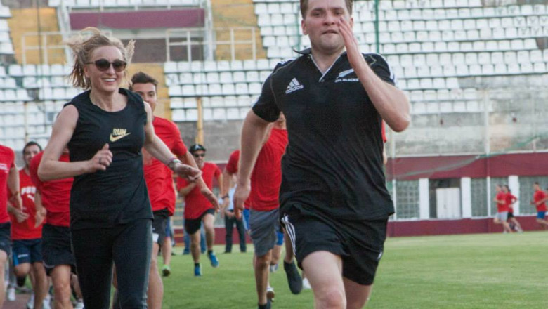 Dan Sova si Gabriela Szabo, umar la umar 10 kilometri pe stadionul Giulesti  Imagine