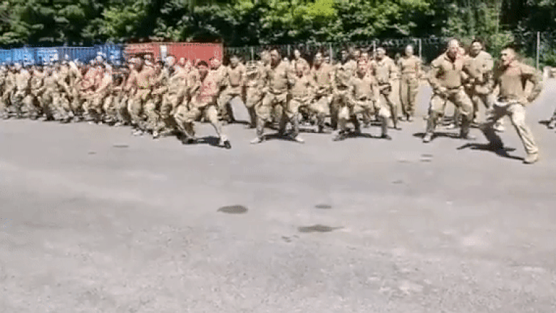 Dans „Haka” realizat de militarii neozeelandezi pentru incurajarea ucrainenilor. Cum suna expresia „Slava Ucrainei” in acest ritual Imagine