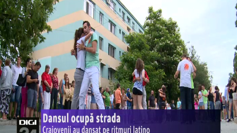 Dansul ocupa strada. Craiovenii au dansat pe ritmuri latino Imagine
