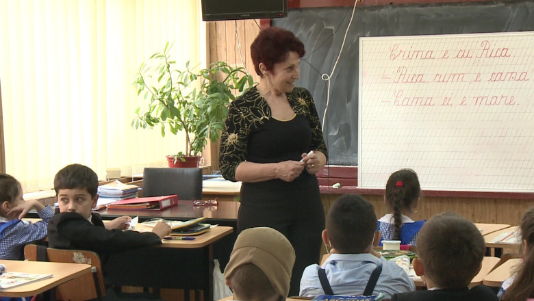 Dascalii pensionati revin la catedra.Tinerii fug de responsabilitate din cauza salariului prea mic Imagine