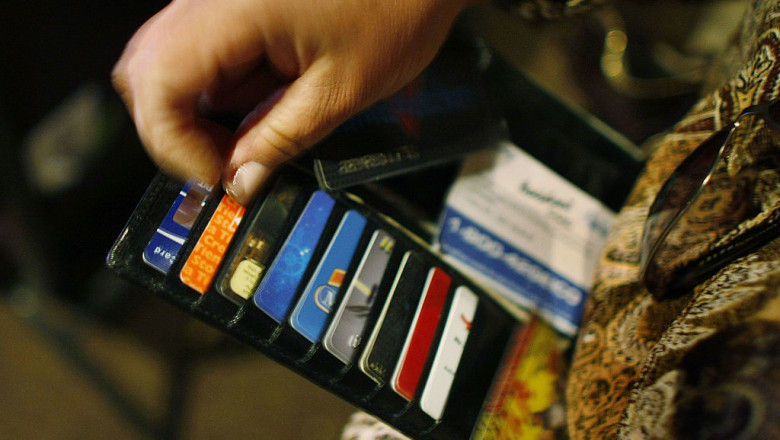 Datoria cumulata de pe cardurile de credit ale americanilor a depasit 1,2 trilioane de dolari Imagine