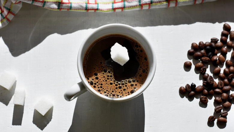 Daune de 25 de milioane de dolari pentru directoarea unui lant de cafenele, care sustine ca a fost data afara pentru ca este alba Imagine