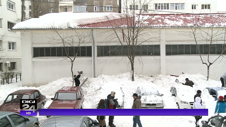 Daune totale: Sase masini au fost distruse de zapada cazuta de pe acoperisul unei centrale termice Imagine