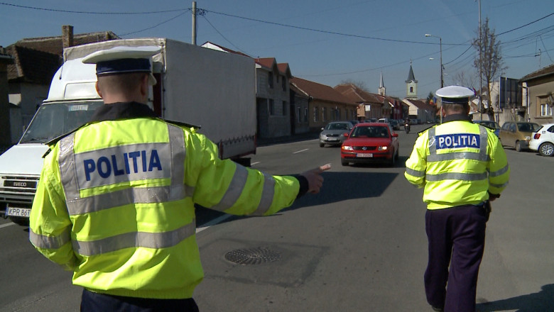 De 8 martie, politistii au dat flori in loc de amenzi  Imagine