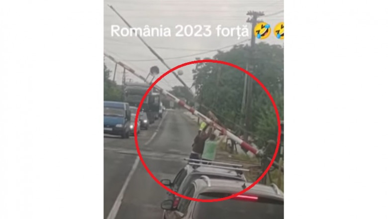 De-a rasul-plansul. Soferi nevoiti sa ridice cu mana barierele de la calea ferata, dupa ce acestea s-au blocat Imagine