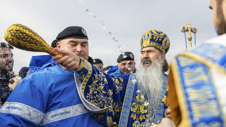 De Boboteaza, IPS Teodosie anunta ca va imparti credinciosilor de 10 ori mai multa apa sfintita decat Patriarhul Daniel Imagine