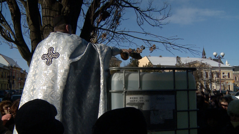 De Boboteaza, la Biserica cu Luna din Oradea au fost impartiti 3500 de litri de apa sfintita Imagine