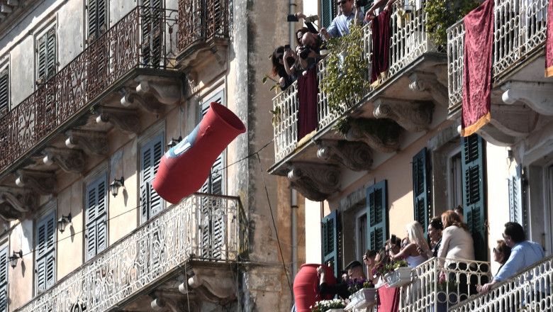 De ce isi arunca grecii oalele pe geam de Paste. Cele mai ciudate traditii in jurul lumii Imagine