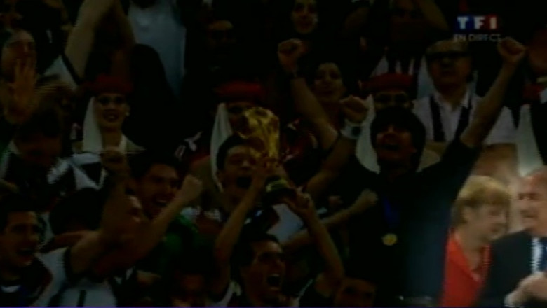 De ce s-a s-a retras Angela Merkel din poza de grup de la CM de fotbal Imagine