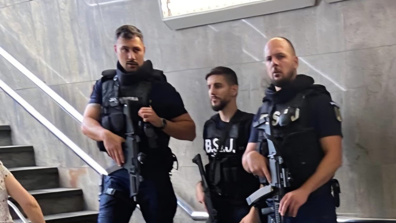 De ce sunt jandarmi inarmati in statiile de metrou din Bucuresti. Explicatia oficiala a institutiei Imagine