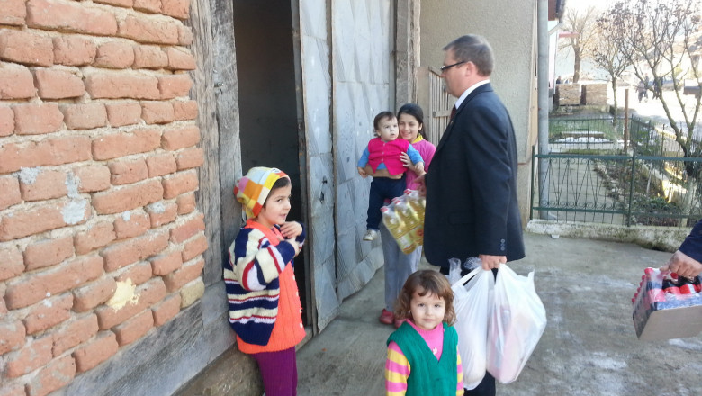 De Craciun, politistii bihoreni au impartit cadouri familiilor nevoiase. GALERIE FOTO Imagine