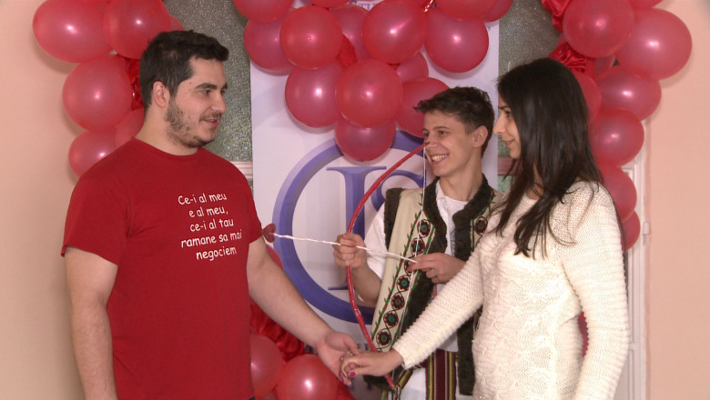 De Dragobete, studentii saruta fetele Imagine