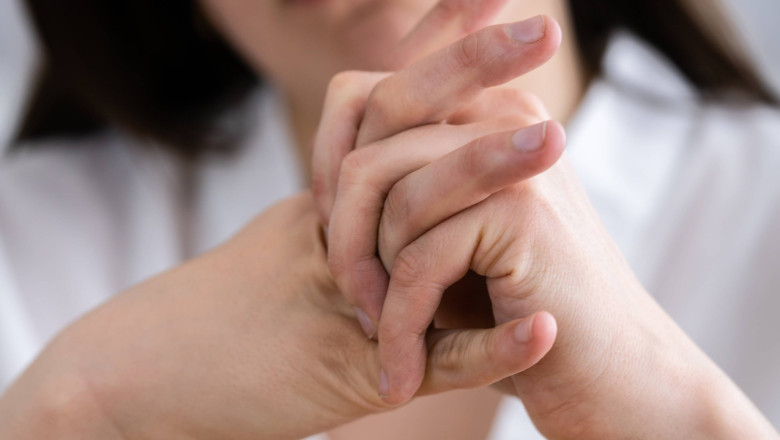 De la trosnitul degetelor la guma de mestecat care ramane in stomac: expertii demonteaza cele mai intalnite mituri despre sanatate Imagine