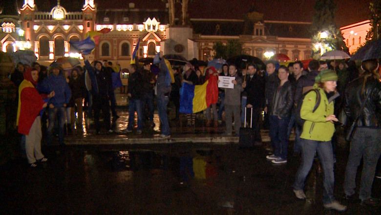 De la vot, in strada. Sute de oradeni au scandat lozinci de sustinere a diasporei, dar si impotriva lui Victor Ponta Imagine