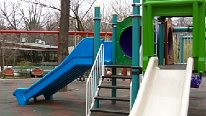 De patru ani, leagane si tobogane de 90.000 de lei zac neplatite in curtea unei primarii din Gorj Imagine