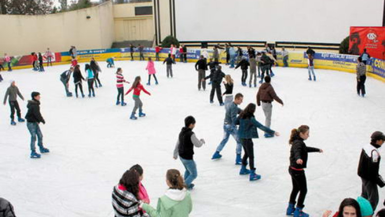 De pe patinoar, in sala de clasa. Copiii s-au distrat pe gheata in ultima zi de vacanta  Imagine