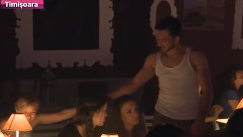 De pe scaune, pe scena. Spectacolul de opera tango ”Maria de Buenos Aires” s-a jucat cu casa inchisa Imagine