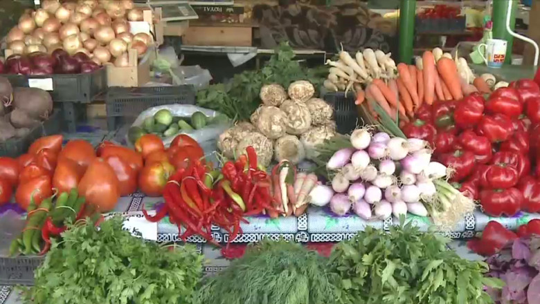 De pe tarabe, direct la gunoi. Comerciantii se plang ca legumele se strica din cauza caniculei: „Aruncam la greu. Nu vin oamenii” Imagine