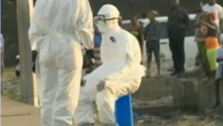De teama carantinei, suspecti de Ebola din Guineea au ucis cinci medici si trei jurnalisti Imagine