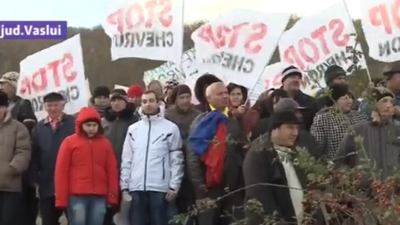 De veghe pe campul de la Pungesti. Oamenii stau de paza in fata terenului unde va fi amplasata sonda Chevron Imagine